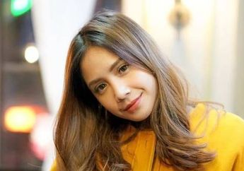 'Astagfirullah Bisa Dapet Motor Baru', Duduk Santai Sambil Pangku Rayyanza, Harga Outfit Nagita Slavina Berwarna Kuning Gonjreng Bikin Netizen Ngelus Dada
