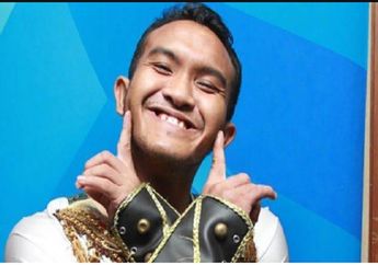 Rumah Tangganya Hancur dan Sudah Tak Laku Lagi Jadi Artis, Caisar YKS Kini Rela Live di TikTok Berjam-jam Demi Kumpulkan Pundi-pundi Rupiah