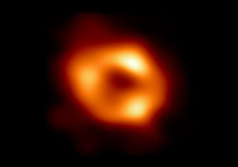 Akhirnya Astronom Berhasil Memotret Lubang Hitam di Pusat Bimasakti