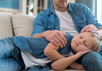 Jangan Biarkan Moms Kerepotan Sendiri, Begini Cara Supaya Dads Bisa Berperan Sama Menidurkan Anak