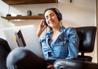 Ternyata Mendengarkan Musik Saat Bekerja Memiliki Banyak Manfaat, Berikut Penjelasannya