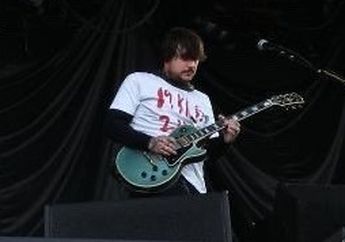 Frank Iero Beri Penghormatan Untuk Korban Penembakan Texas di Konser MCR