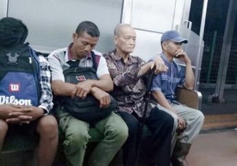Berani Pasang Badan Buat Ahok, Foto Buya Syafii Maarif Duduk Sendiri di KRL Ramai Dibahas, Suami Puput Nastiti Sampai Komentar Begini