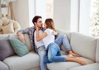 Nggak Bakal Bosen, Bercinta di Sofa Pasti Makin Hot dengan Posisi Seks Ini