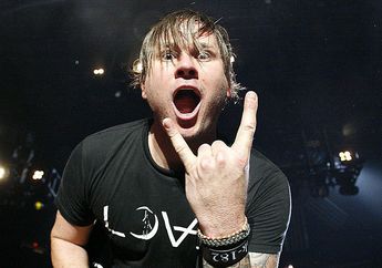 Tom DeLonge Bakal Bikin Serial TV Dari Novel Sci-Fi Ciptaannya Tentang UFO!