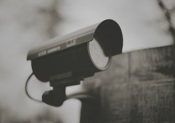 Ngeri! Pasang CCTV di Rumah, Pria Ini Syok Lihat Penampakan Mengejutkan yang Dilakukan Istrinya