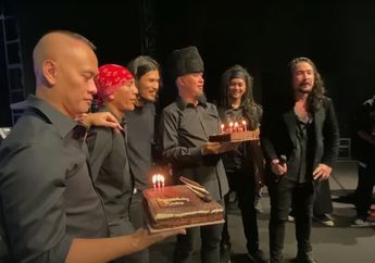 Dewa 19 Beri Kejutan Ulang Tahun untuk Andra dan Yuke di Atas Panggung!