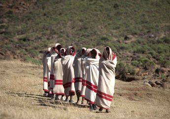 Ritual Ulwaluko; Upacara Inisiasi ‘Kedewasaan’ Suku Xhosa Afrika Selatan Ini Pernah Tewaskan 23 Remaja, Begini Proses yang Dilakukan Sebelum Diasingkan di Sebuah Gubuk