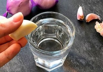 Mending Tahan Dulu Minum Pilnya! Coba Potongan Bawang Putih Cemplungkan ke Air Lalu Minum saat Perut Kosong, Siap-siap Berat Badan Bisa Anjlok Cepat