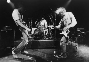 Beginilah Kenapa Nirvana Bisa Dibilang Menggeser Guns N' Roses di Era 90-an
