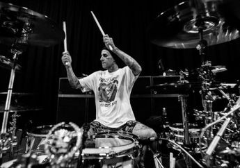 Sejak Kecil Udah Keliatan Bakat Jadi Drummer, Begini Peran Ibu Bagi Travis Barker Dalam Mengejar Mimpinya!