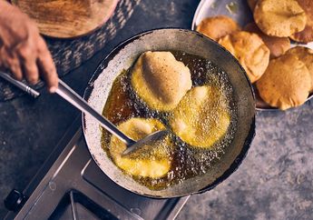 Minyak Goreng Masih Mahal, Lebih Baik Taburkan 1 Sendok Bahan Dapur Ini ke Minyak Bekas, 20 Menit Langsung Bening Seperti Beli Baru