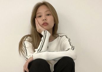 Tampil Manglingi, Begini Gaya Jennie BlackPink di MV 'Pink Venom', Mulai dari Jersey MU hingga Red Lace Dress!