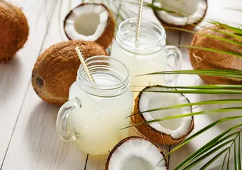 Rutin Minum Air Kelapa Campur Madu, Ini Lho 7 Khasiat Utamanya!