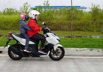 Tips Harian Motor Matic, Begini Cara Bonceng Anak yang Benar