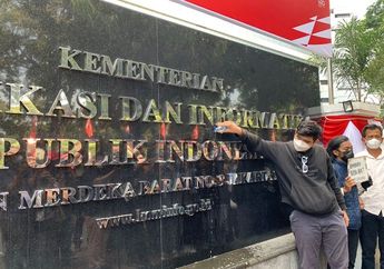 Kecewa Pemblokiran Situs Game, Sekumpulan Pemuda Buang Air Kencing di Gedung Kemkominfo