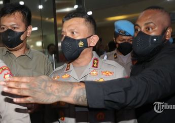 Tak Seperti Polisi Pada Umumnya, Viral Ajudan Irjen Ferdy Sambo Tatoan Dan Brewokan, Ternyata Bukan Sosok Sembarangan, Sigap Kawal Atasan Yang Diperiksa Terkait Kasus Penembakan Brigadir J