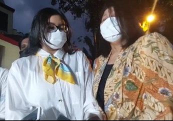 Pakai Masker Wajah Tertutup Setengah, Sosok yang Datang ke Mako Brimob Dicurigai Bukan Istri Ferdy Sambo, Kuasa Hukum Brigadir J: Yang Kulihat Nangis-nangis Itu Mirip Pengacaranya