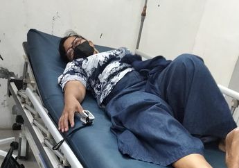 Istri Irjen Ferdy Sambo Didatangi Mobil Dinas Hitam-hitam, Ibunda Brigadir J Terbaring Lemah di Ranjang RS, Foto Kondisi Terkininya Dibanjiri Doa