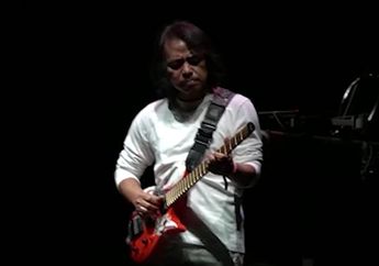 Tampil dengan Petikan Gitar, Dewa Budjana Ajak Penonton Metal Nyanyi Indonesia Raya di Konser Dream Theater!