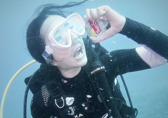 Ketemu Sampah Plastik, Gisel Malah Bangga Foto Mainan Limbah di Laut