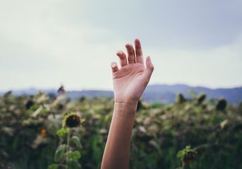 Bisa Bikin Anda Bahagia Bukan Main, Inilah 4 Arti dan Makna Mitos Kedutan di Lengan Kanan Menurut Primbon Jawa!