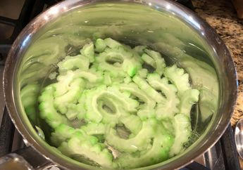 Sekarang Enggak Bingung Lagi, Cara Mudah Hilangkan Rasa Pahit Pare Ternyata Cukup Direndam dalam Bahan Ini Sebelum Dimasak