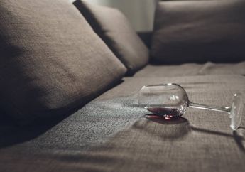 Lindungi Sofa dari Tumpahan Minuman dengan Beberapa Cara Berikut!