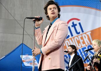 Apa Sih Arti Shoey? Ini Alasan Harry Styles Minum dari Sepatu!