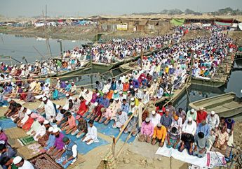 Ritual Bishwa Ijtema di Bangladesh; Jutaan Muslim dari 150 Negara Bergabung Bersama dalam Doa untuk Kesejahteraan Spiritual dan Umat, Penuhi Gerbong Kereta untuk Sampai Tempat Festival