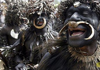 Ritual ‘Pertumpahan Darah’ Suku Sambia di Papua Nugini, Peralihan Seorang Anak Laki-laki Menuju Kedewasaan yang Paling ‘Gila’ di Dunia, Termasuk Minum ‘Susu Pria’ Ini