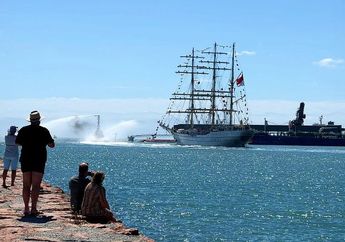 Tiang 53 Meter Dipanjat Taruna, KRI Bima Suci TNI AL yang Sandar di Pelabuhan Townsville Bikin Orang Australia Keranjingan Melihatnya, Komandan Kapal: Kami Bahagia