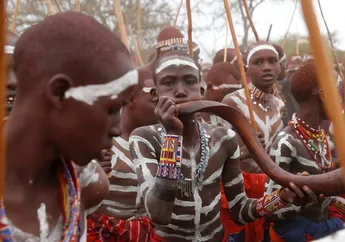 ‘Il Mirisho’, Ritual Inisiasi Kedewasaan Anak Laki-laki Suku Maasai Kenya, Susu dan Bir Disemprotkan pada Mereka Setelah Habiskan Malam di Semak Belukar yang Kering