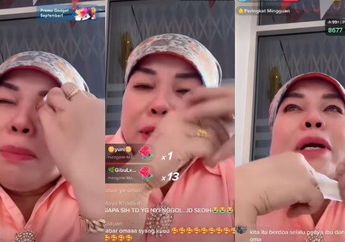 Tangis Dewi Zuhriati Pecah Baca Hujatan Warganet, Fuji Beri Peringatan pada Orang yang Menyakiti Orangtuanya: Karma Lu Bakal Lebih Gede! Neraka Itu Ada!
