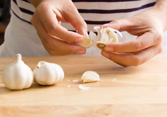 Praktis Banget, Begini Cara Kupas Bawang Putih Tanpa Pisau Hanya dengan Air Panas