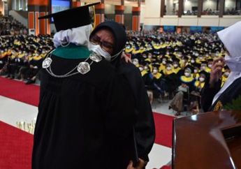 Mahasiswa UB Meninggal Karena Sakit, Ibunda Wakili Ambil Ijazah Pas Wisuda