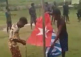 Nyanyi Yel-yel Kebanggaan, KKB Papua Kibarkan Bendera Bintang Kejora Usai Merasa di Atas Angin Kuasai Gedung Sekolah di Maybrat, Jubir OPM Sebby Sambom Sampaikan 3 Fakta