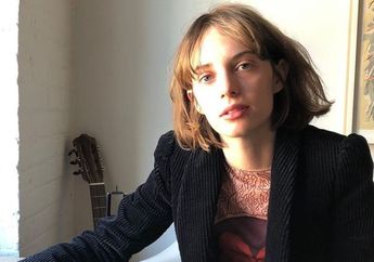 Bintang Stranger Things, Maya Hawke Rilis Single 'Luna Moth' dari Album Debutnya!