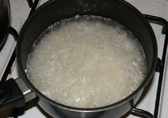Dear Ibu-ibu Satu Indonesia, Mulai Malam ini Masak Nasi dengan Air Panas, Seisi Rumah Pasti Senang Lihat Tagihan Listrik Bulan Depan