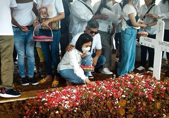 Tangis Gisella Anastasia Pecah di Tengah Prosesi Pemakanan Mantan Mertua, Sikap Gading Marten Disorot!