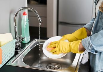 Bersih 100 Persen hingga Karat Hilang, Ternyata Bak Cuci Piring Bisa Kinclong dengan 1 Bahan Dapur Ini