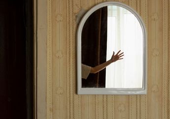 Rezeki Ngalir Tak Berhenti Cuma dengan Taruh Cermin Kecil di Pintu Rumah Menurut Fengshui, Harus Taruh di Posisi Ini Supaya Datangkan Cuan