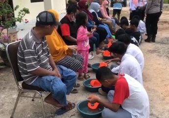 9 Pelajar Dihukum Polisi dengan Cuci Kaki Orangtua Usai Ketahuan Bolos Sekolah & Pesta Miras