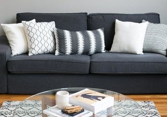 Hias Sofa Abu-Abu Gelap di Rumah Anda dengan Ide Dekorasi Berikut!