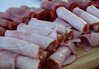 Nemu Juga! Cara Memotong Daging Tipis Tanpa Mesin, Hasilnya Mirip Resto Terkenal