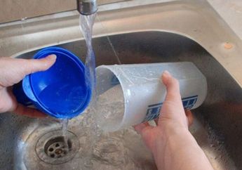 Bukan Pakai Sabun, Kalau Botol Plastik Bau Amis, Hilangkan Dengan 5 Bahan Ini, Gak Pakai Lama Langsung Lenyap Baunya