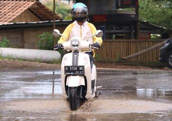 Tips Harian Motor Matic, Musim Hujan Begini Cara Aman Lewati Genangan Air
