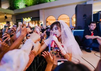 5 Gaya Fashion Widi Vierratale di Atas Panggung, Nyentrik Abis!