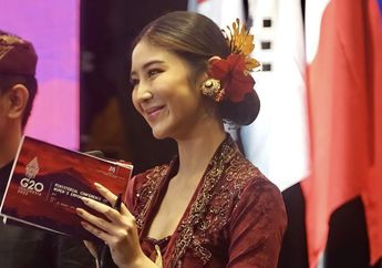 7 Foto Cantik Putu Ayu Saraswati, Pemandu KTT G20 yang Dapat Hadiah dari Joe Biden