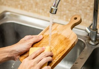 Jangan Sampai Ketahuan Mertua, Talenan Berbau Amis Bisa Kembali Wangi Cuma Digosok Pakai Bahan Dapur Ini, Persis Baru Beli